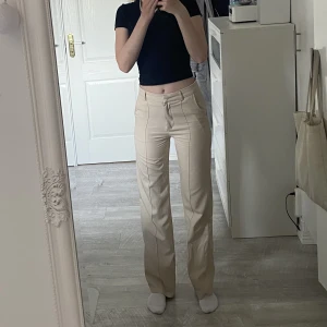 kostymbyxor  - krämvita kostymbyxor från madlady