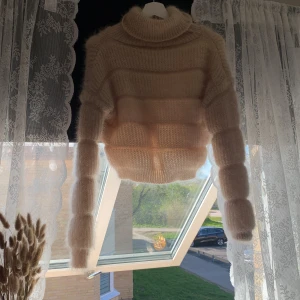 Stickad tröja  - Helt ny stickad tröja från missay, finns ej att köpa längre.  Storlek: onesize men passar för er som har xs-m