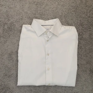 Eton vit skjorta  - En vit Eton skjorta i 100% bomull, gott skick 