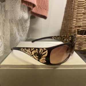 Glasögon  - Snygga glasögon med mönster på sidorna. Bra skick!