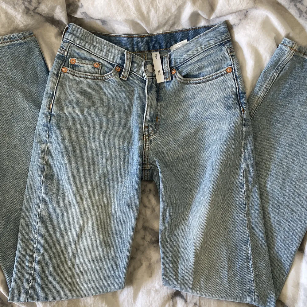 Säljer dessa ljusblåa jeans från Weekday! Bra skick, storlek 24/30. Jag är 160 och dem går ner till marken. Köpte dem för 500kr men säljer för 100kr då dem knappt är använda! Har inga defekter utan säljer pågrund av att jag inte använder dem längre💗. Jeans & Byxor.