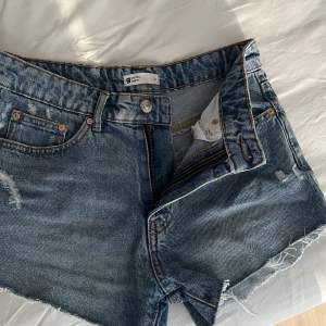 Mörkblå jeansshorts från Gina Tricot i storlek 34, aldrig använda 🤍