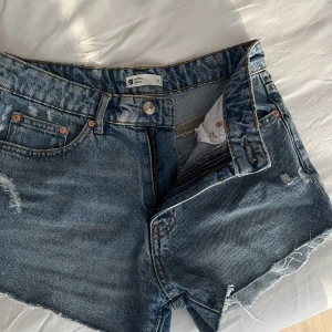 Jeansshorts  - Mörkblå jeansshorts från Gina Tricot i storlek 34, aldrig använda 🤍