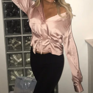 Festtopp  - Superfin silkes skjorta som man knyter runt midjan.   Jätteskön och superfin färg. Fint skick  Nypris : 399 