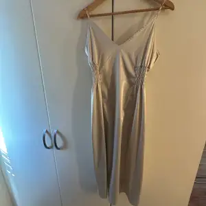 En sammets klänning köpt på zara i Frankrike 