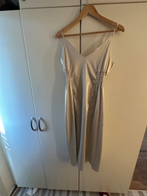 Klänning - En sammets klänning köpt på zara i Frankrike 