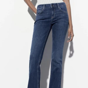 Low waist bootcut jeans - Stretchiga och snygga jeans från zara! Sååååå sköna men kommer tyvärr inte till användning💕💕 ((Använda Max 3 gånger))