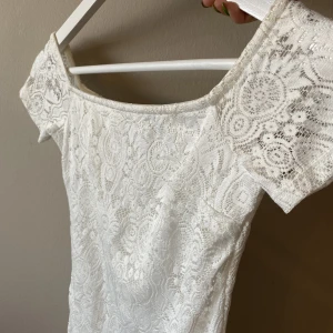 Klänning Gina Tricot  - Endast använd en gång. I fint skick, inga fläckar eller liknande. Storlek XS, tight passform. Fler bilder kan skickas, hör av dig! 😊 har dock ingen bild på, den är tyvärr för liten. 