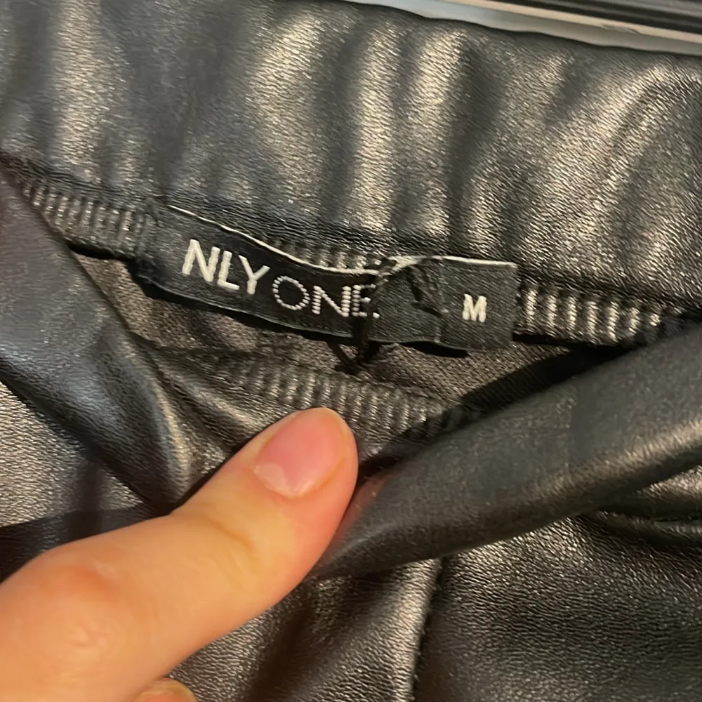 Jätte fina skinnbyxor från Nelly, älskar dessa men har inte kommit till användning på senaste🖤bra skick!. Jeans & Byxor.