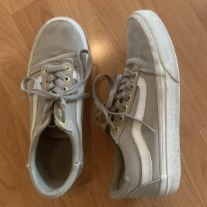 Vans - Snygga vans i unik grå/grön färg. Lite slitna på kanten (som tyvärr alla vans blir). 