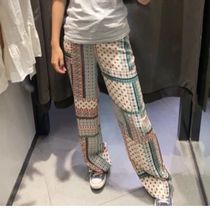 Mönstrade byxor - Säljer dessa as snygga byxor från Zara i storlek xs då jag inte använder dem längre. Skriv privat för fler frågor eller bilder