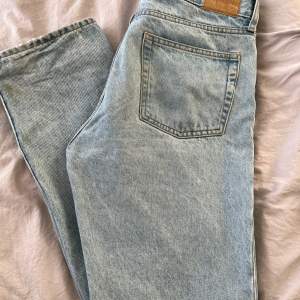 Säljer mina jeans från weekday. Modell klean. Färg ljusblå. Storlek 30/32. Bra skick.