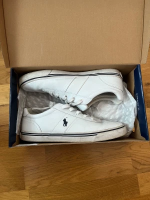 Ralph Lauren skor storlek 44 - Ralph Lauren skor i ganska bra skick. Lite smutsig sula men jag fixar till dom om någon är intresserad. Storlek 44. Finns i Växjö. Kan diskutera priset vid intresse! 