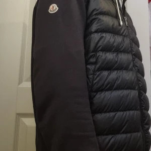 Moncler Cardigan - Säljer nu min moncler cardigan, jätte fräch med inga flaws eller liknand, storlek M men passar även S. Finns äktbevis och tillbehör. Tveka inte på att skicka iväg ett dm💛