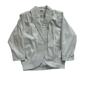 Vintage jofama läderjacka / läderkavaj  - Perfekt vintage skick inga som helst brister! Saknar sizetag sitter ungefär som en medium i herr storlek se andra bilden för att se hur den sitter på mig som är 180cm