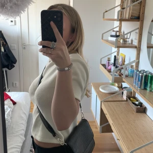 Väska - En as snygg väska i fake läder från Gina som aldrig används 💗 