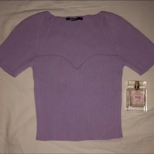 Sommar topp - Fin topp från Gina Tricot perfekt nu till sommaren🌸. Storlek S men passar även XS-M eftersom det är stretchigt och bekvämt material.💗säljer även fler plagg på min profil❤️