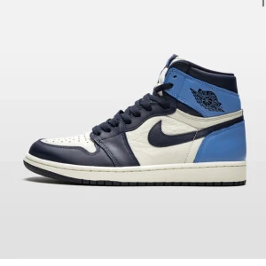 Jordan 1s Obsidian - Säljer mina jordan 1 i obsidian. Håller på att rensa min garderob så måste få bort så mycket som möjligt. Bra skick, rena. LITE creasade. Nypris är 7-16k. Säljer billigt vid snabb affär då jag måste rensa och inte har kvar boxen eller kivittot🥲🩷