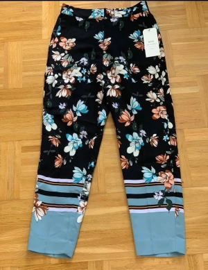 Blommiga byxor XS nya - Blommiga byxor från AVA The Tapered för Lindex Populära, slutsålda snabbt Tyvärr för små för mig 