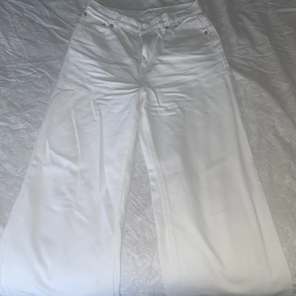 Ett par vita jeans från Pull&Bear, säljs för att de har blivit för små och även inte används. Användes bara 2 gånger och är nästan nya!!. Jeans & Byxor.