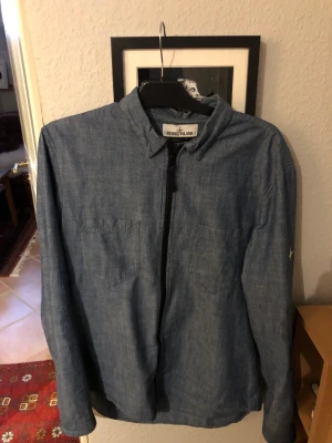 Stone island skjorta  - Säljes pga av att den ej används . För stor för mig. Köpt på Stone Islands hemsida . Tags kvar . Nyskick  Nypris 2600kr