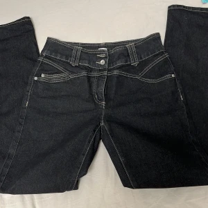 Svarta jeans stl 38 - De är i väldigt bra skick, stretchiga, är 166 och de går ner till golvet. Stl 38 men passar även S