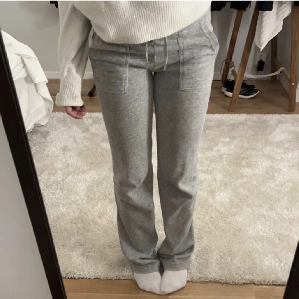 Säljer mina fina grå juicy byxor dom har inte märken eller fläckar säljer då dom är för små andvända runt 10 gånger🫶🏻. Jeans & Byxor.
