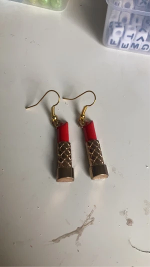 Örhängen  - Stora örhängen med läppstift ❤️