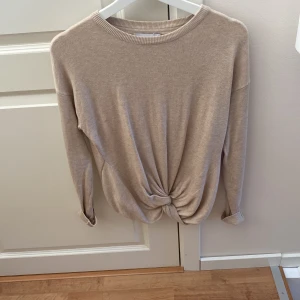 Beige tröja med en knut fram - Beige tröja men knut fram. Skönt och behagligt material, köpt från MQ för några år seda . Använt fåtals gånger. 