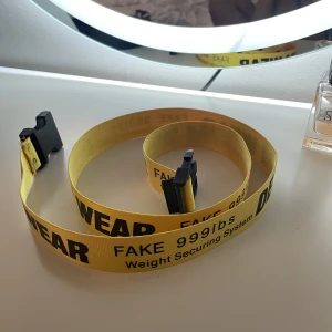 Gult bälte - Gult bälte från Gina tricot, använd fåtal gånger, storleken går att justera💞