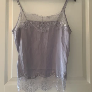 Topp med spets - Topp från Twilfit, aldrig använd. Justerbara band. 