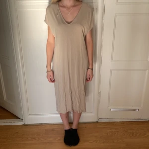 strandklänning - beige strandklänning några noppror på framsidan knappt synliga 