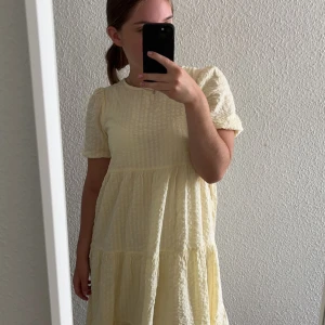 Långklänning  - Jättefin långklänning från Lindex barnavdelning. Storlek 164 men sitter som en xs/s! Så otroligt fin och skön, men har tyvärr inte fått så mycket användning av den!