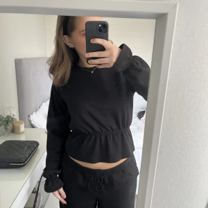 Tröja - Superfin tröja från NA-KD med resår i midjan och vid handlederna! Storlek XS men passar upp till M! Använd fåtal gånger, i fint skick