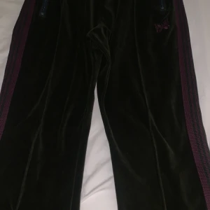 Needles byxor  - Väldigt sparsamt använda byxor från Needles i strl M 