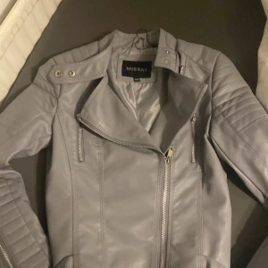 Säljer en skinnjacka för 100kr  - Säljer denna skinnjacka för 99kr pga jag inte längre använder den. Använt få gånger, bra skick precis som ny,