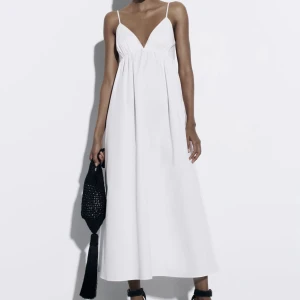 Klänning  - Från zara, storlek S. Slutsåld aldrig använd mapparna sitter kvar