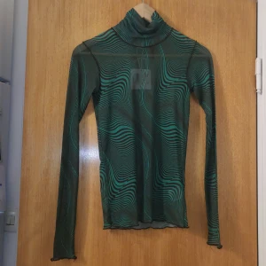 Top - Tunn genomskinligt topp Spaceig) och trippy Helt oanvänd med prislapp kvar Storlek S