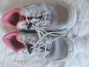 Jumpaskor - Grå/rosa Bagheera jumpasko. Sparsamt använd innomhus. Tvättbara i 30 grader. FR 34 CM 22