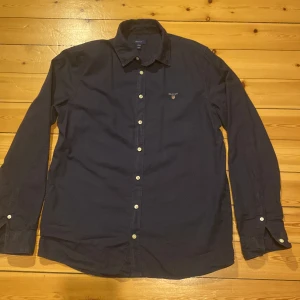 Gant skjorta - En mycket fin gant skjorta i mycket bra skick. Du ska vara runt 170 för att den ska passa.
