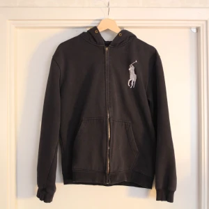 Vintage Ralph Lauren Zip Up - Tröjan är egentligen storlek XL men passar perfekt på mig som har storlek M. Bra skick, inte använd särskilt mycket. Skicka gärna ett medelande för frågor och/eller fler bilder på plagget.