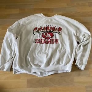 Oversize hoodie - Säljer hoodien då jag inte använder den längre. Skriv för fler bilder och frågor