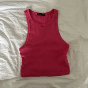 Topp zara - Superfin rosa topp från zara! Storlek M men sitter mer som en xs/s. Endast använd en gång 