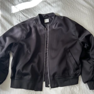 Bomberjacka - Bomberjacka från hm strl XL men sitter mer som en oversized M skulle jag säga. Jag har vanligtvis 36 i storlek så kolla på bilderna hur dom sitter på mig. Köp direkt för 300kr eller buda i privat meddelande