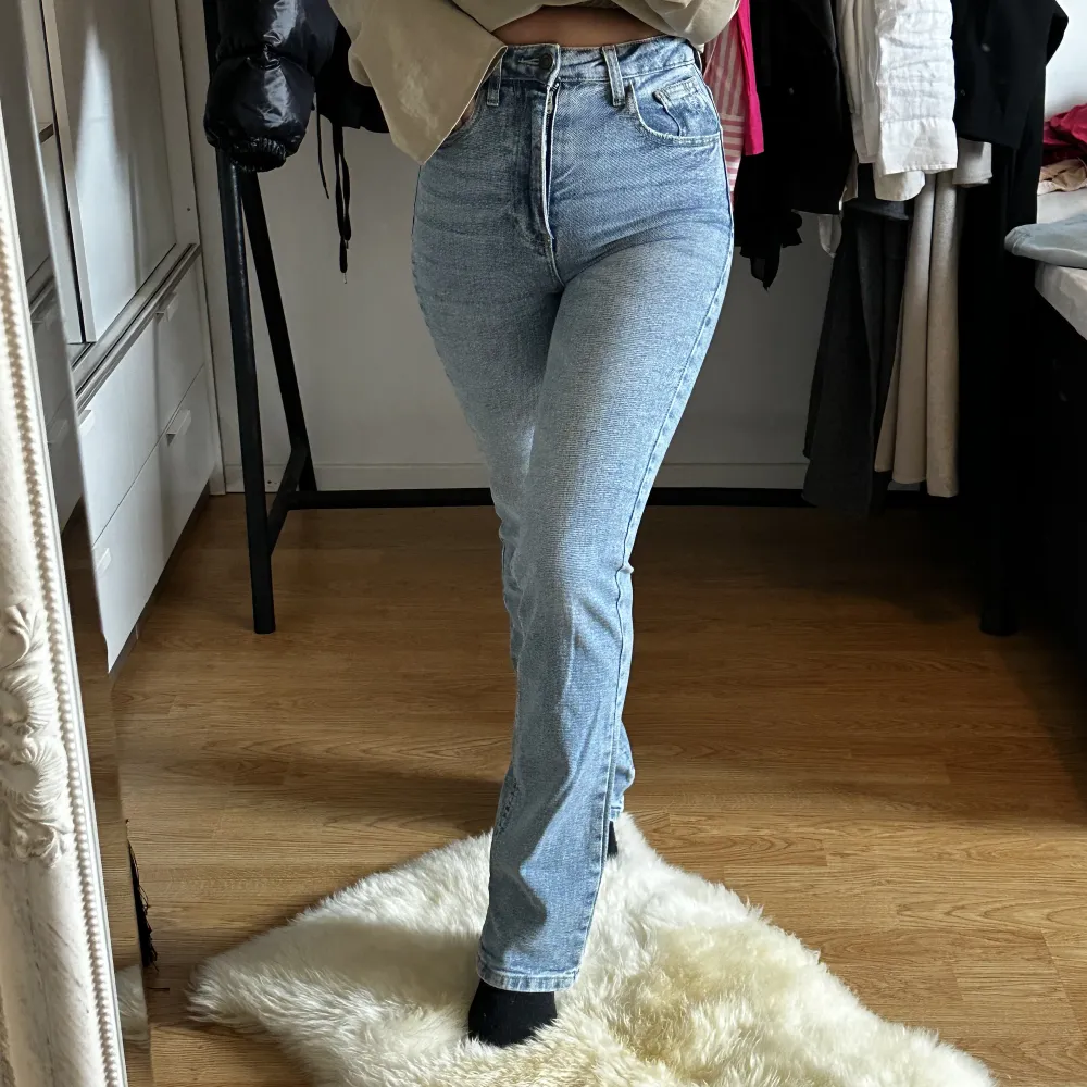 Super fina jeans! 🥰 Bredare ner till sitter super snyggt . Jeans & Byxor.