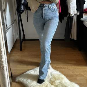 Super fina jeans! 🥰 Bredare ner till sitter super snyggt 
