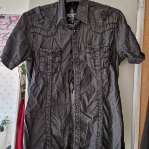 Kortärmad skjorta - En kortärmad skjorta i S men stor i storleken, troligen en herr S. Använd men i fint skick