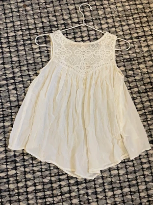 Vit topp - Super söt vit topp från New Look🫶🏼 i nyskick! Köparen står för frakt💌