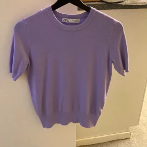Lila baströja - Säljer en lila baströja ifrån zara. Tröjan är helt ny och aldrig använda prislappen sitter även kvar. 