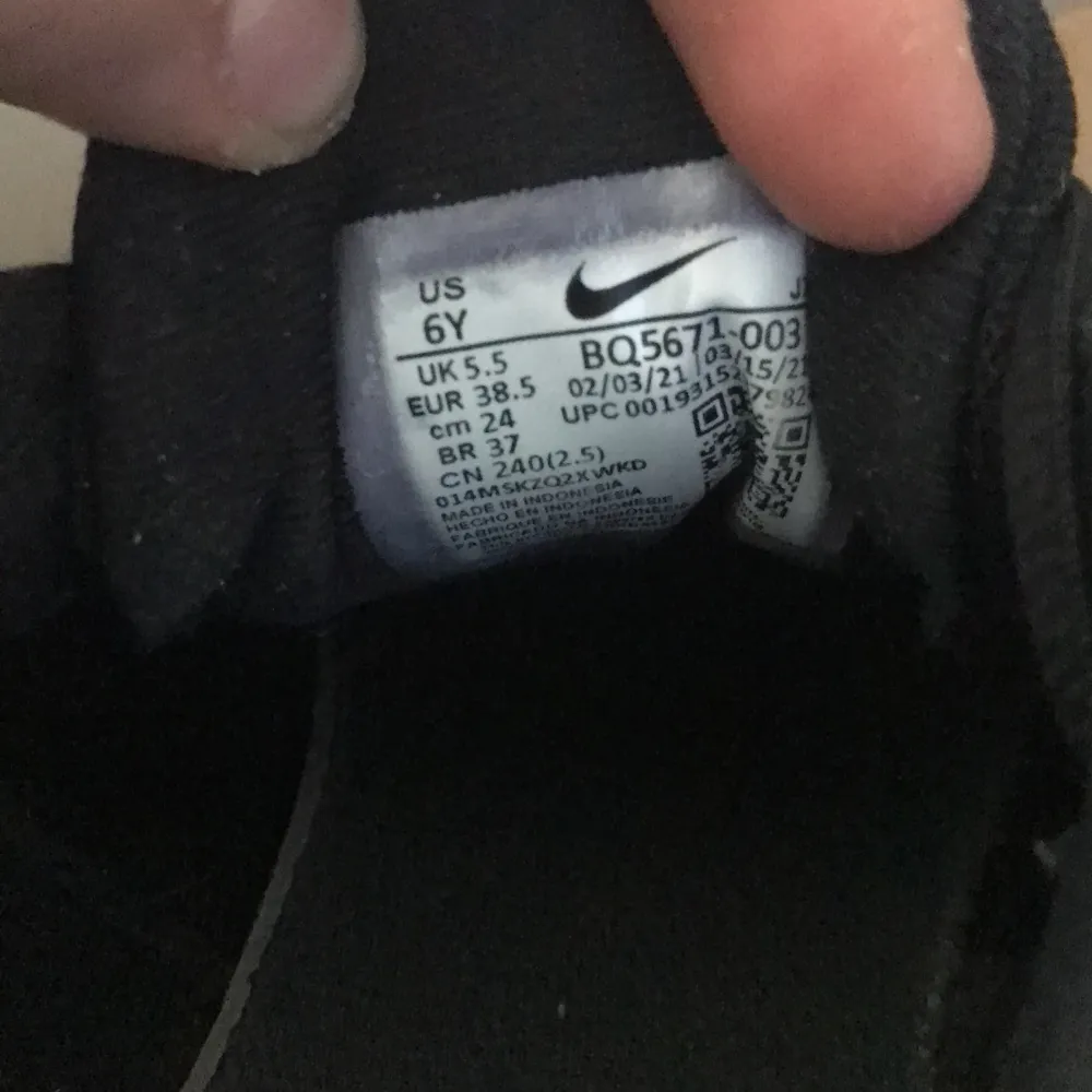 Det här är Nike revolution löparskor som är använda 1 gång och är storlek 38,5. Säljer pga för små. Messa mig för mer info. Skorna passar både killar och tjejer. Skor.